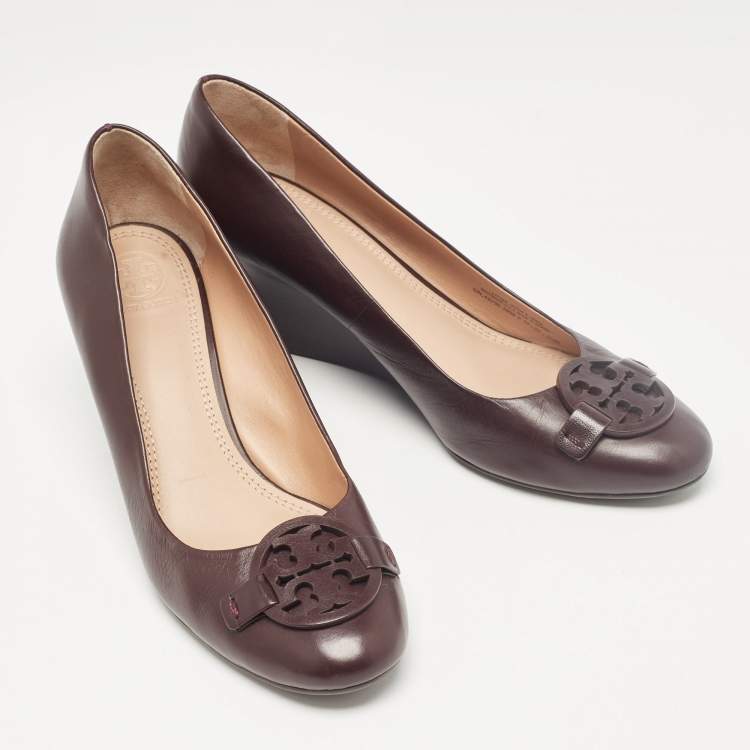 مملوكة مسبقًا Tory Burch Burgundy Leather Wedge Pumps Size 40