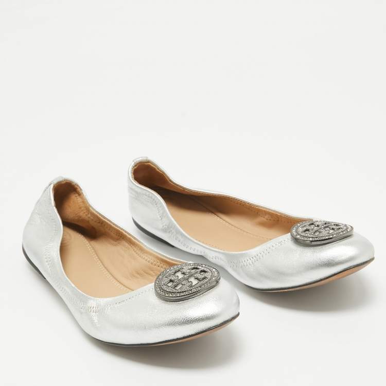 مملوكة مسبقًا Tory Burch Silver Leather Reva Crystals Ballet Flats Size 37.5