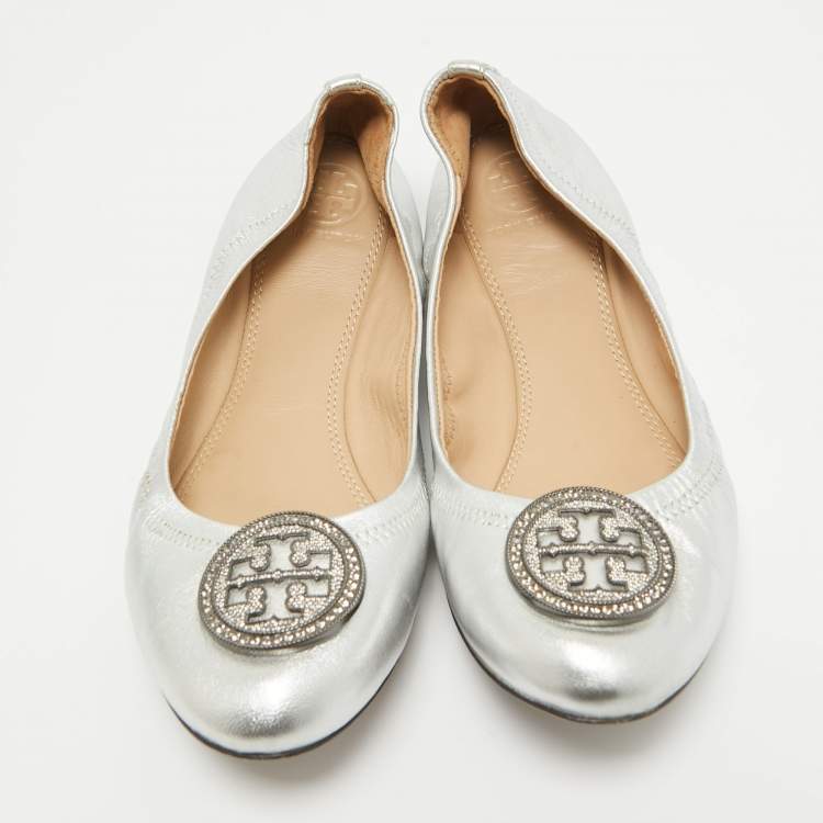 مملوكة مسبقًا Tory Burch Silver Leather Reva Crystals Ballet Flats Size 37.5
