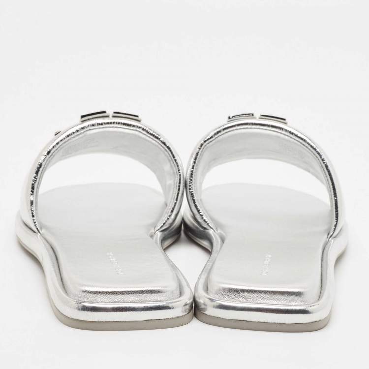 مملوكة مسبقًا Tory Burch Silver Leather Double T Flat Slides Size 40.5