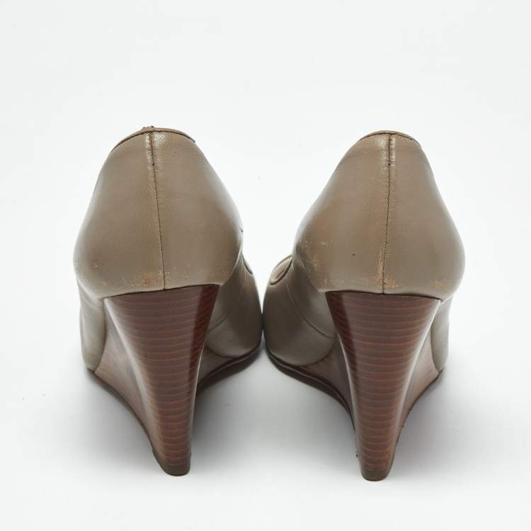 Pre Owned Tory Burch Grey/Beige Leather Reva Logo Cap Toe Wedge Pumps Size 35.5