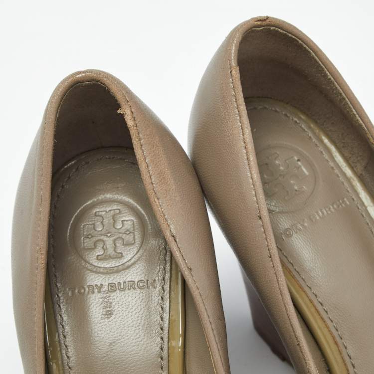 Pre Owned Tory Burch Grey/Beige Leather Reva Logo Cap Toe Wedge Pumps Size 35.5