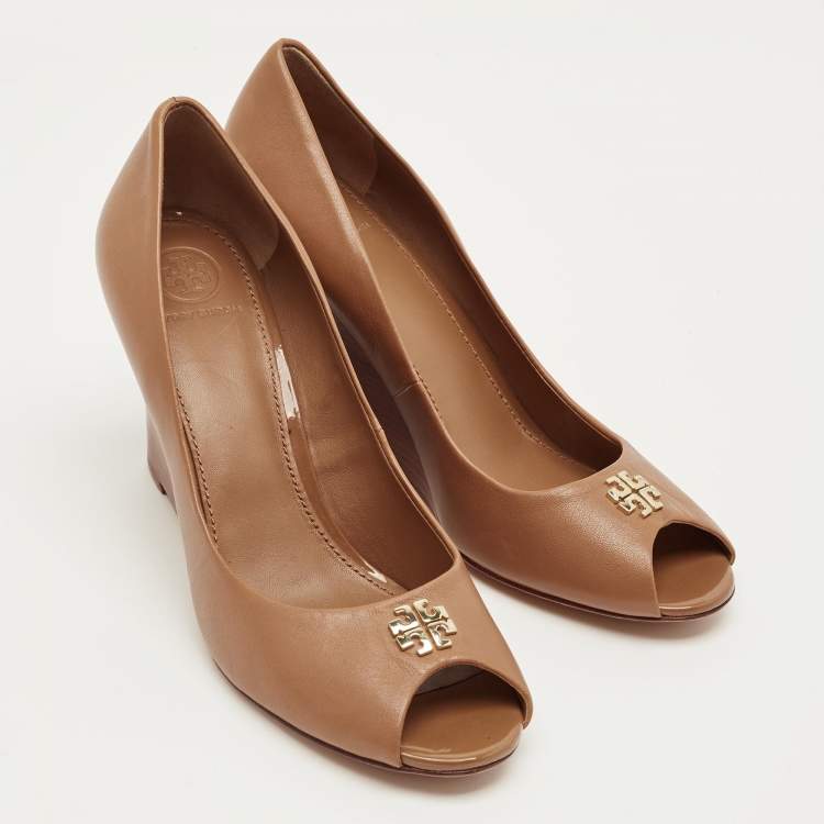 مملوكة مسبقًا Tory Burch Brown Leather Reva Wedge Peep Toe Pumps Size 39