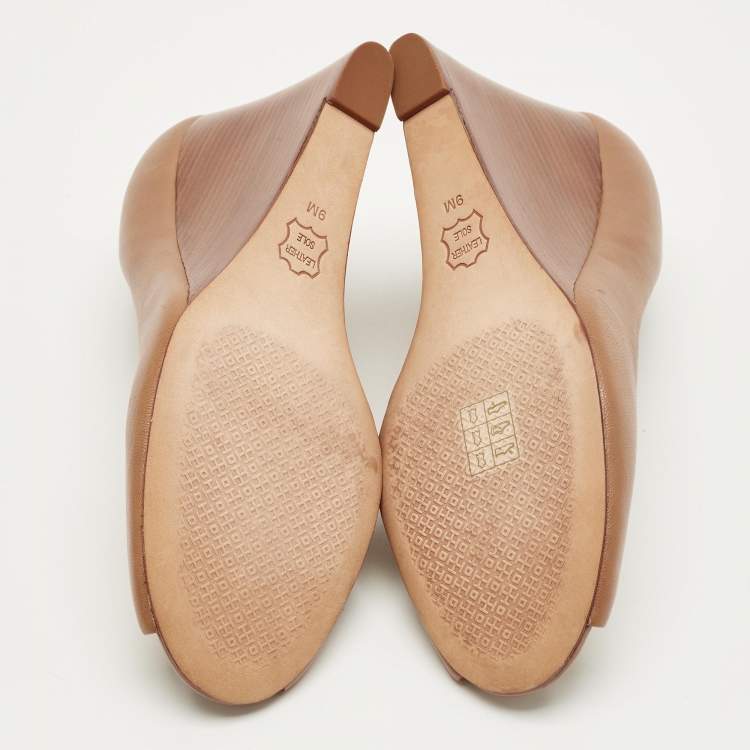 مملوكة مسبقًا Tory Burch Brown Leather Reva Wedge Peep Toe Pumps Size 39