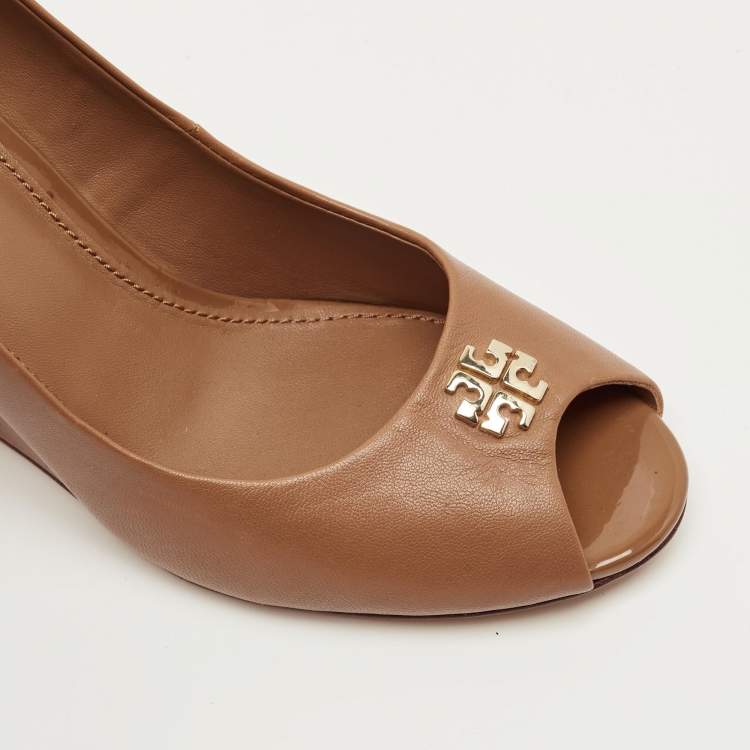 مملوكة مسبقًا Tory Burch Brown Leather Reva Wedge Peep Toe Pumps Size 39