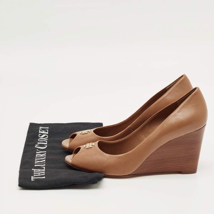 مملوكة مسبقًا Tory Burch Brown Leather Reva Wedge Peep Toe Pumps Size 39