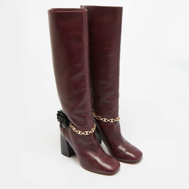 مملوكة مسبقًا Tory Burch Sarava Size 37.5 Burgundy Leather Blossom Block Heel Chain Knee Length Boots