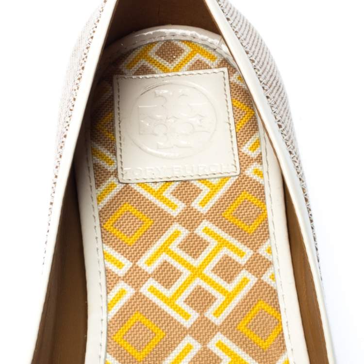Pre Owned Tory Burch Beige Canvas And White Patent Leather Trim Logo Ballet Flats Size 40.5