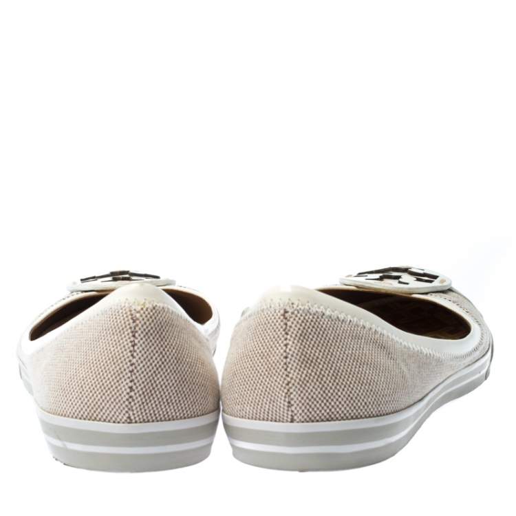 Pre Owned Tory Burch Beige Canvas And White Patent Leather Trim Logo Ballet Flats Size 40.5