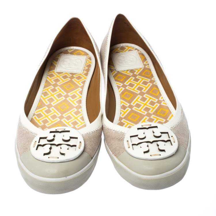 Pre Owned Tory Burch Beige Canvas And White Patent Leather Trim Logo Ballet Flats Size 40.5