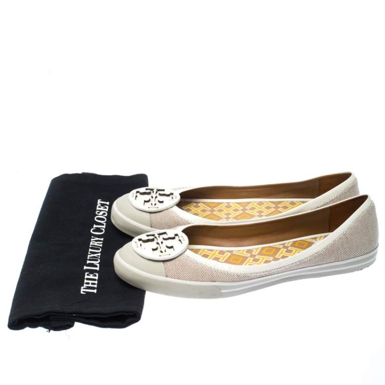 Pre Owned Tory Burch Beige Canvas And White Patent Leather Trim Logo Ballet Flats Size 40.5