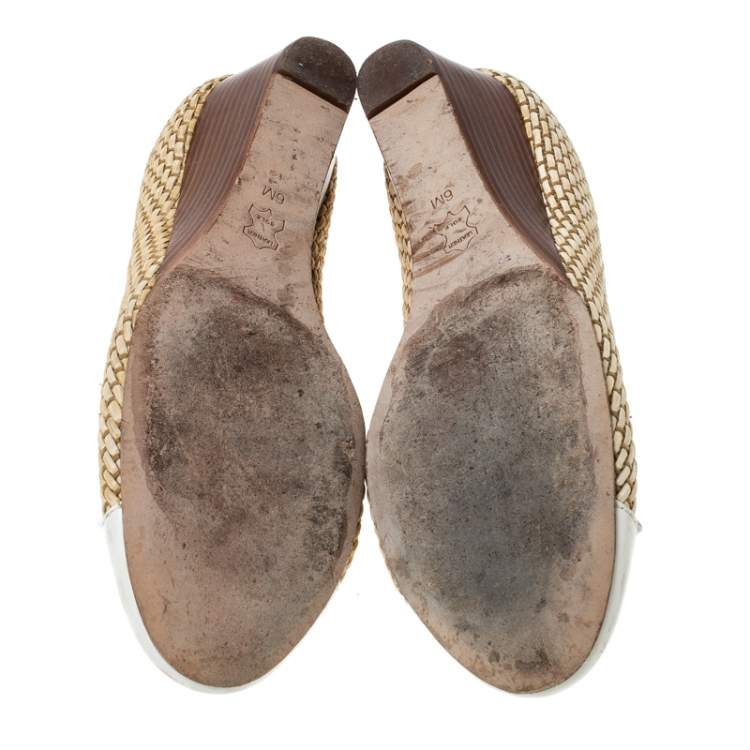 مملوكة مسبقًا Tory Burch White Patent Leather And Beige Raffia Bow Wedge Pumps Size 36