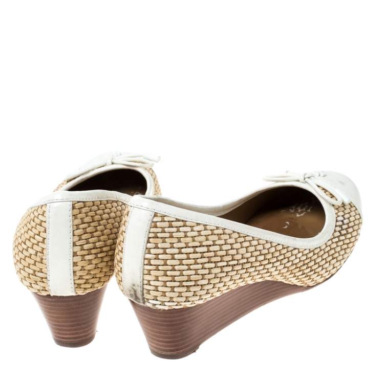 مملوكة مسبقًا Tory Burch White Patent Leather And Beige Raffia Bow Wedge Pumps Size 36