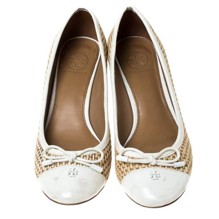 مملوكة مسبقًا Tory Burch White Patent Leather And Beige Raffia Bow Wedge Pumps Size 36