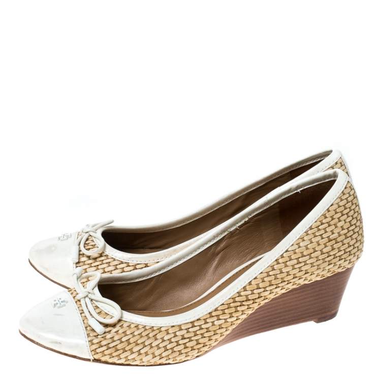 مملوكة مسبقًا Tory Burch White Patent Leather And Beige Raffia Bow Wedge Pumps Size 36