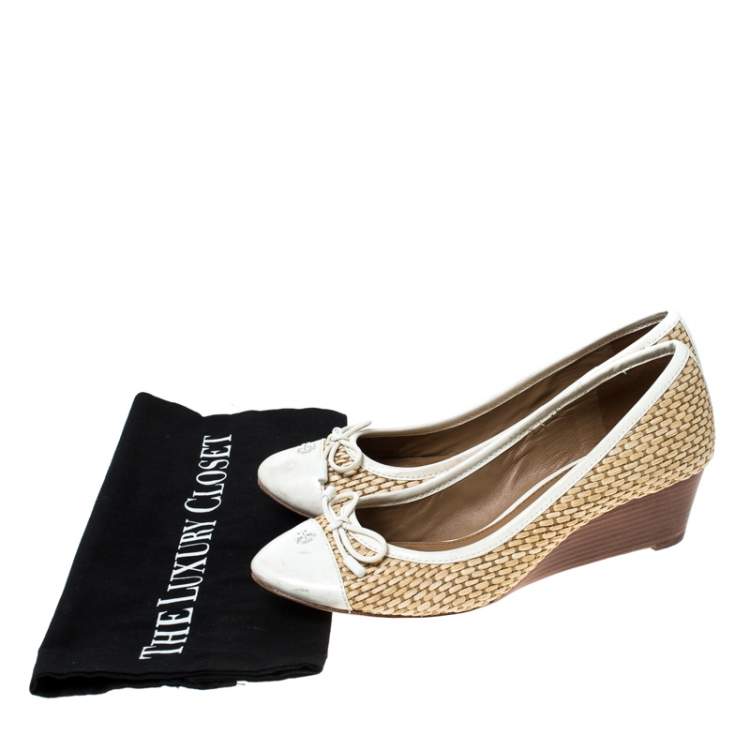 مملوكة مسبقًا Tory Burch White Patent Leather And Beige Raffia Bow Wedge Pumps Size 36