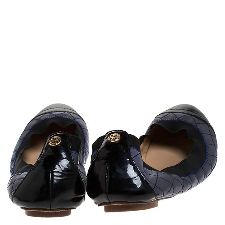 Pre Owned Tory Burch Blue/Black Patent And Leather Quilted Detail Scrunch Ballet Flats Size 38