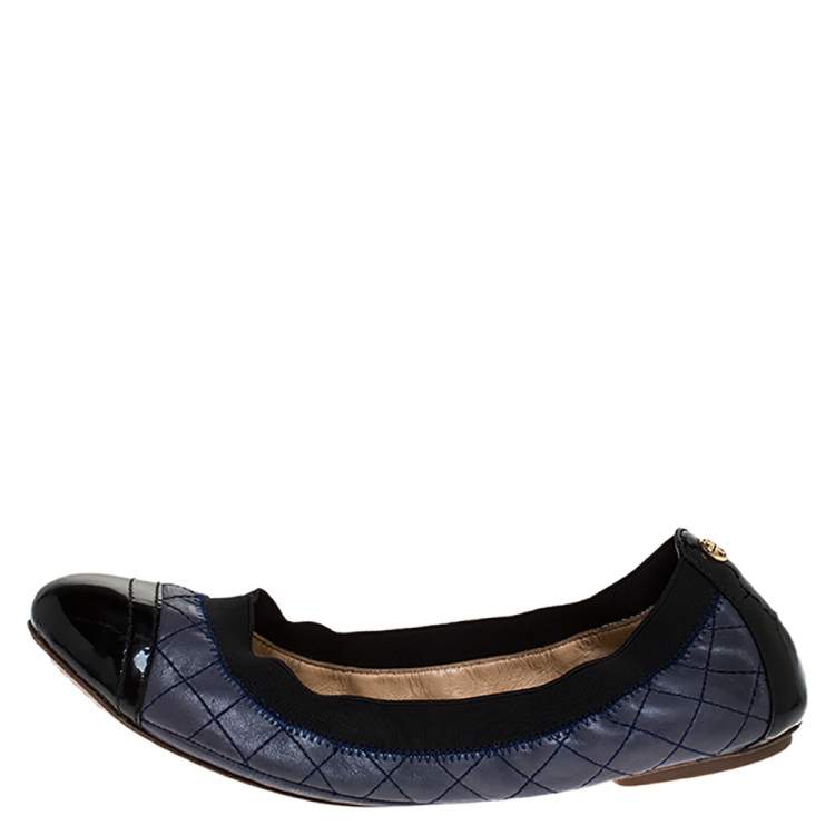 Pre Owned Tory Burch Blue/Black Patent And Leather Quilted Detail Scrunch Ballet Flats Size 38