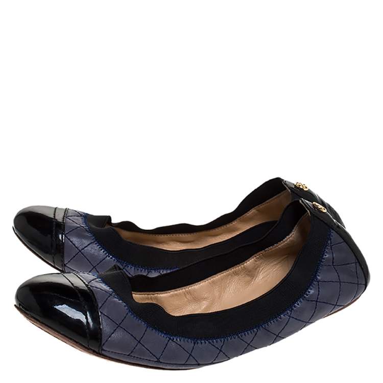 Pre Owned Tory Burch Blue/Black Patent And Leather Quilted Detail Scrunch Ballet Flats Size 38