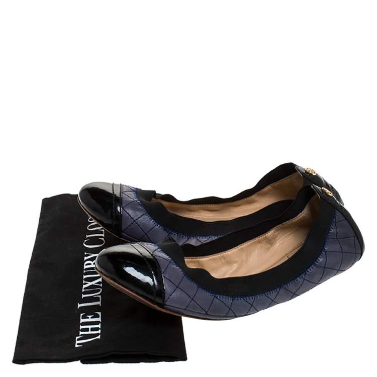 Pre Owned Tory Burch Blue/Black Patent And Leather Quilted Detail Scrunch Ballet Flats Size 38