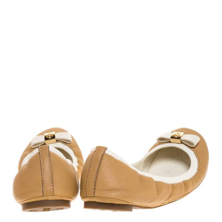 Pre Owned Tory Burch Beige/White Leather Bow Scrunch Ballet Flats Size 39