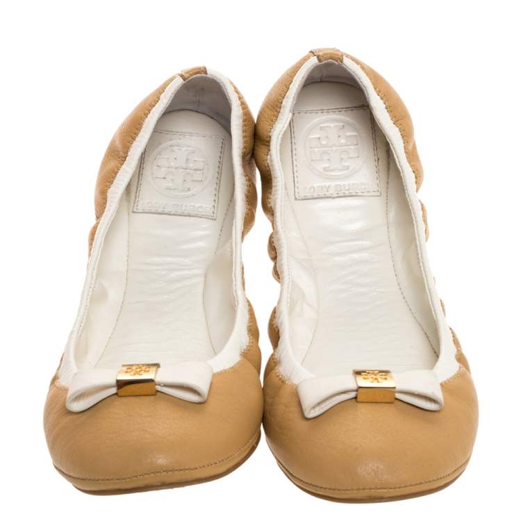 Pre Owned Tory Burch Beige/White Leather Bow Scrunch Ballet Flats Size 39