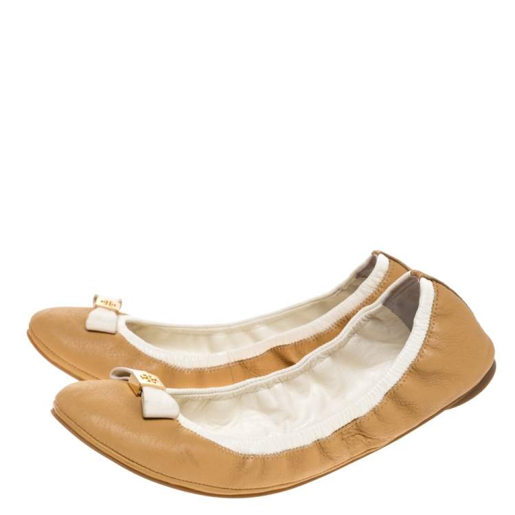 Pre Owned Tory Burch Beige/White Leather Bow Scrunch Ballet Flats Size 39