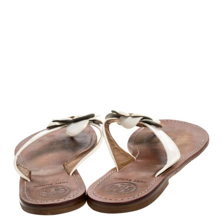 Pre Owned Tory Burch White Patent Leather 'Breely' Flower Thong Flats Size 38.5