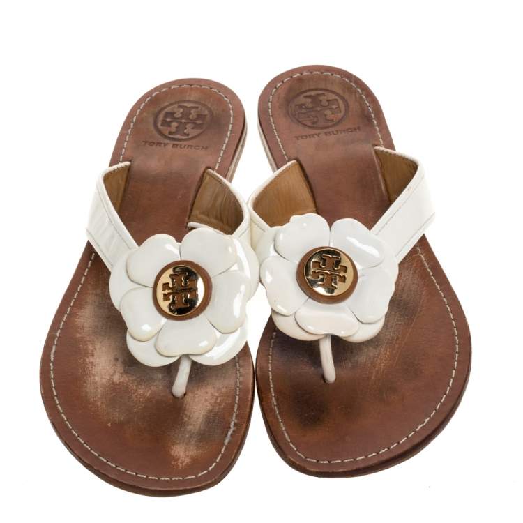 Pre Owned Tory Burch White Patent Leather 'Breely' Flower Thong Flats Size 38.5