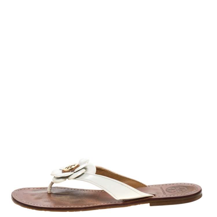 Pre Owned Tory Burch White Patent Leather 'Breely' Flower Thong Flats Size 38.5