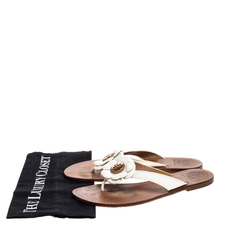 Pre Owned Tory Burch White Patent Leather 'Breely' Flower Thong Flats Size 38.5