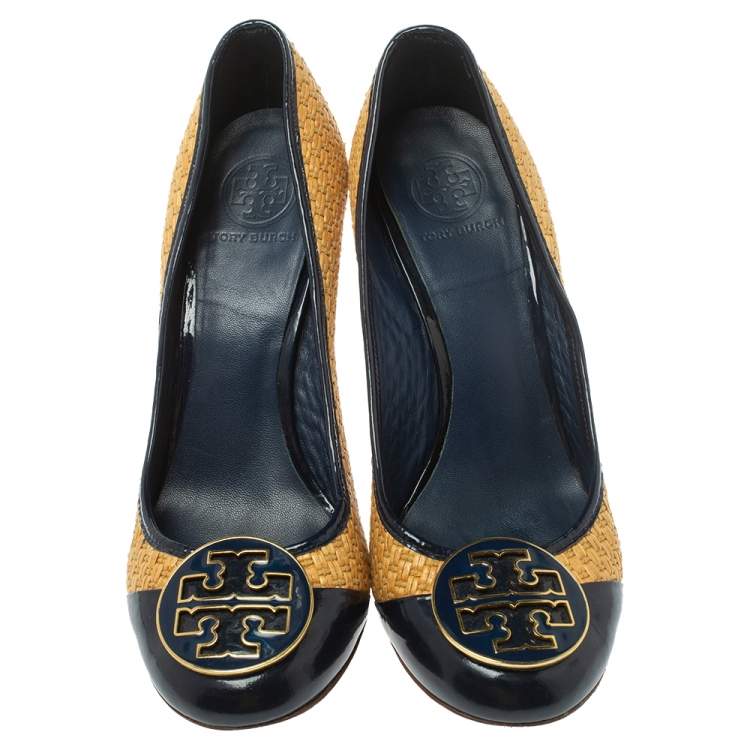 Pre Owned Tory Burch Beige/Blue Raffia And Patent Leather Round Toe Pumps Size 40
