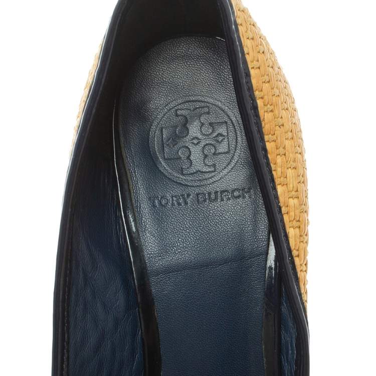 Pre Owned Tory Burch Beige/Blue Raffia And Patent Leather Round Toe Pumps Size 40