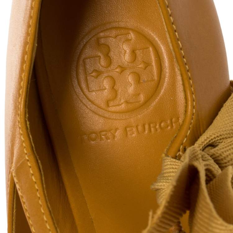 مملوكة مسبقًا Tory Burch Mustard Leather Mary Jane Bow Pumps Size 38