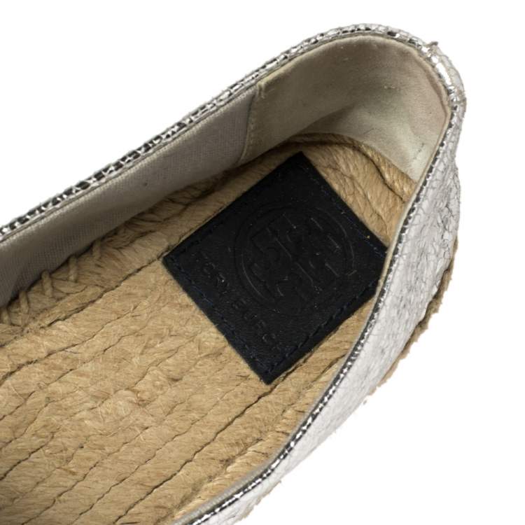 Pre Owned Tory Burch Silver Monogram Leather Cap Toe Espadrilles Size 39.5