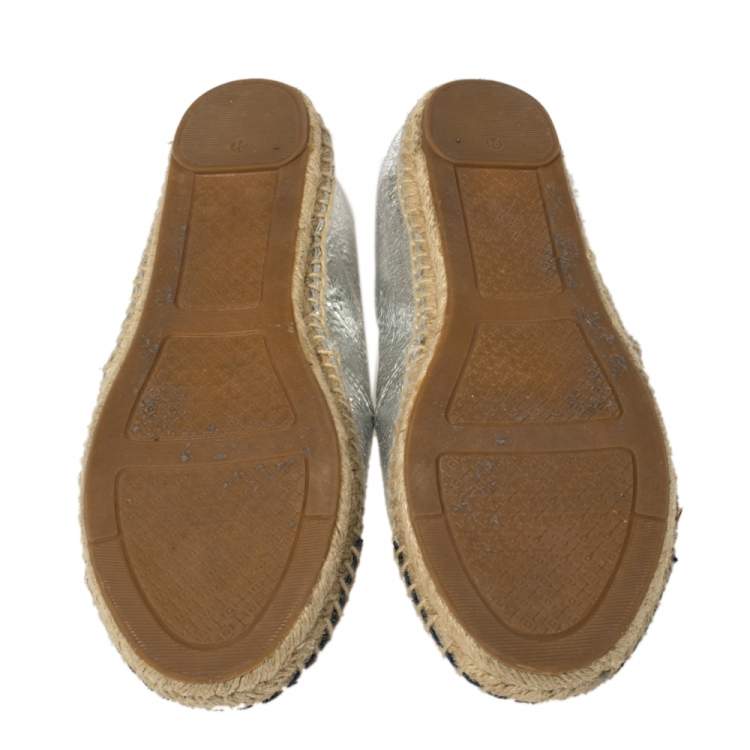 Pre Owned Tory Burch Silver Monogram Leather Cap Toe Espadrilles Size 39.5