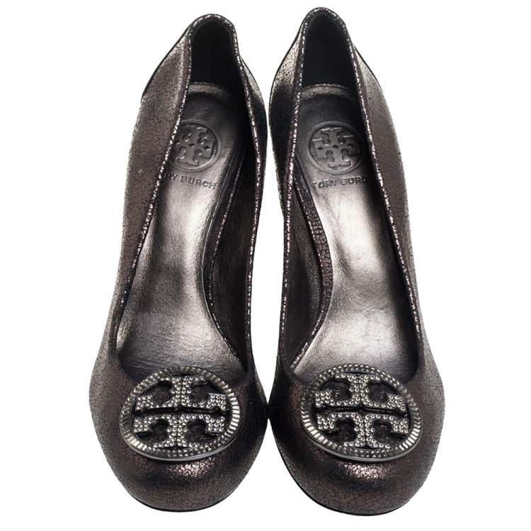 Pre Owned  Tory Burch Metallic Grey Leather Embellished Logo Pumps Size 38.5