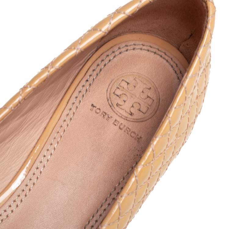 Pre Owned Tory Burch Beige Patent Leather Logo Ballet Flats Size 38.5