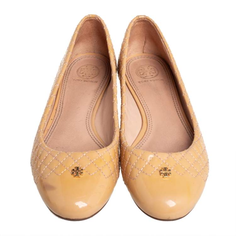 Pre Owned Tory Burch Beige Patent Leather Logo Ballet Flats Size 38.5