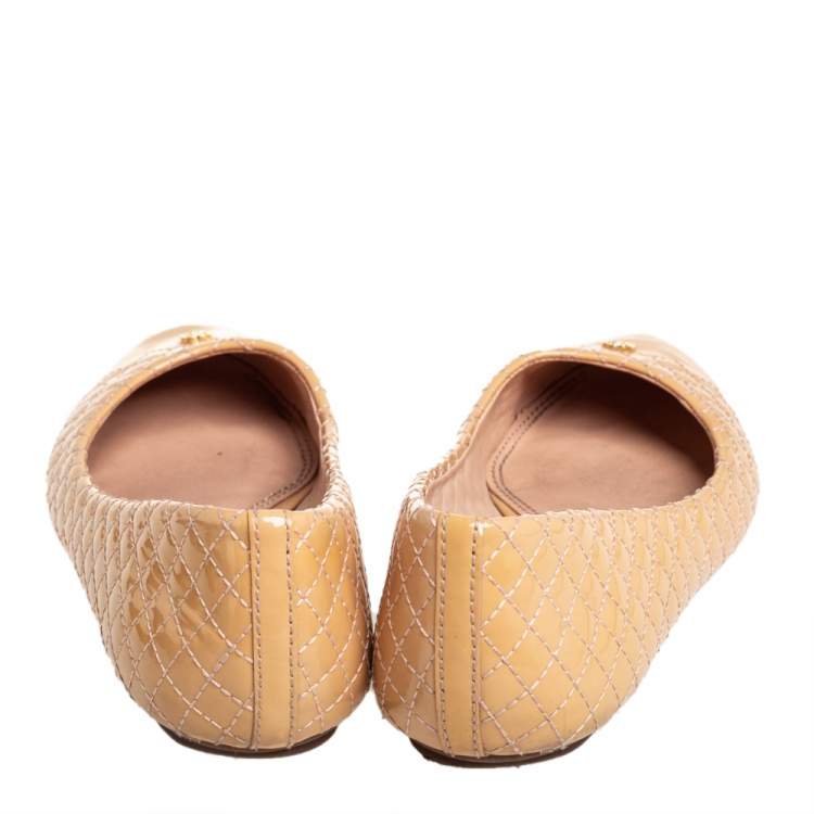 Pre Owned Tory Burch Beige Patent Leather Logo Ballet Flats Size 38.5