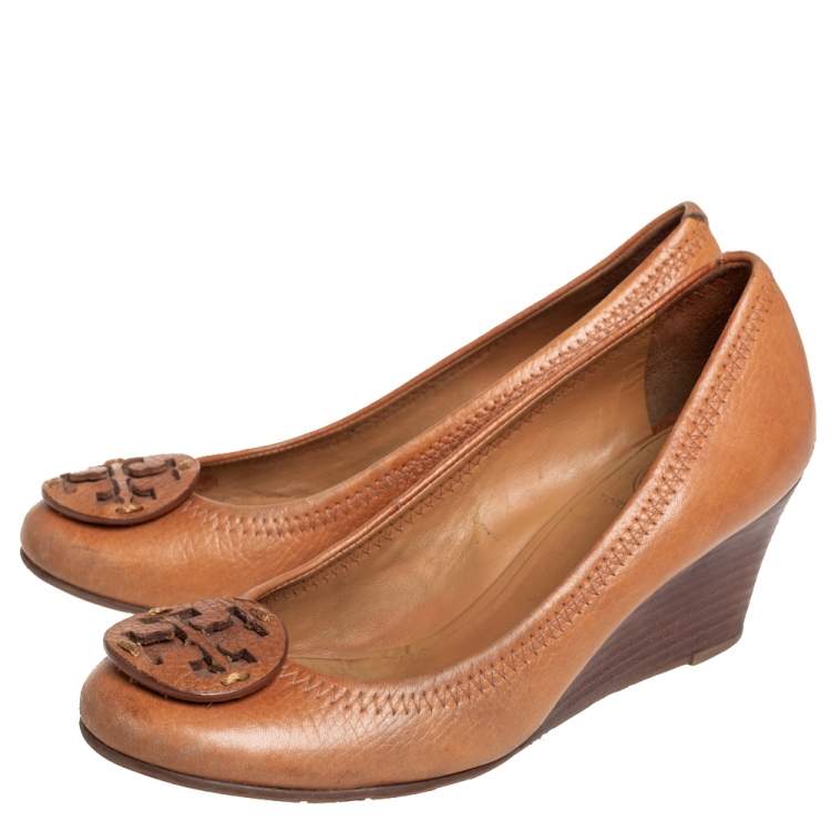 مملوكة مسبقًا Tory Burch Tan Leather Sally Wedge Pumps Size 35