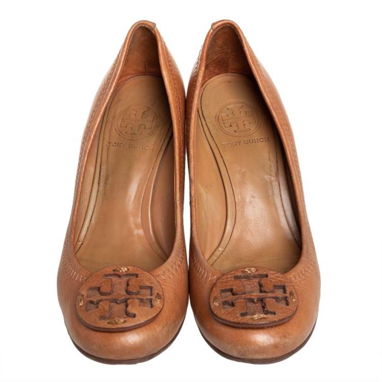 مملوكة مسبقًا Tory Burch Tan Leather Sally Wedge Pumps Size 35