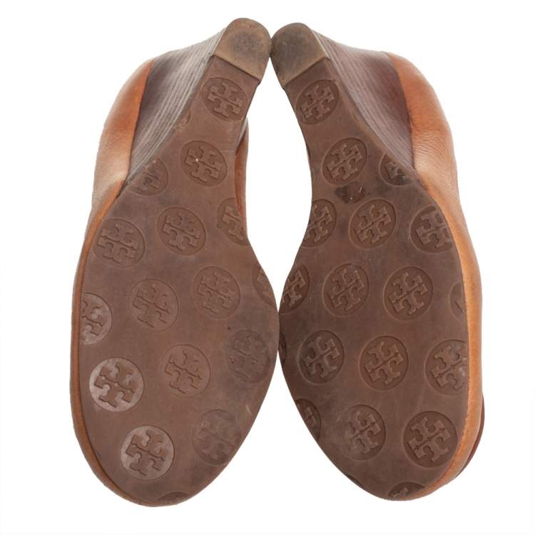 مملوكة مسبقًا Tory Burch Tan Leather Sally Wedge Pumps Size 35