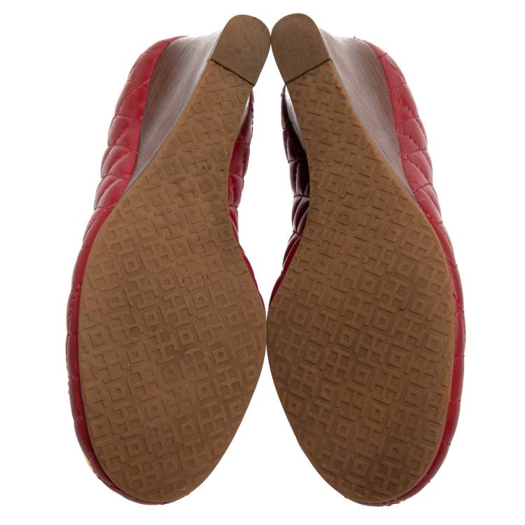 مملوكة مسبقًا Tory Burch Red Quilted Leather Reva Logo Studded Wedge Pumps Size 38.5
