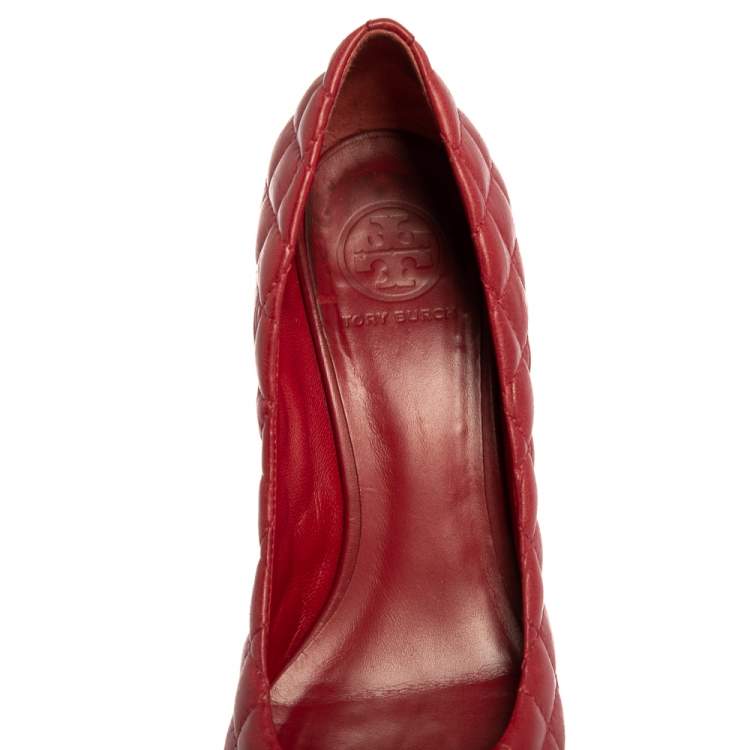 مملوكة مسبقًا Tory Burch Red Quilted Leather Reva Logo Studded Wedge Pumps Size 38.5