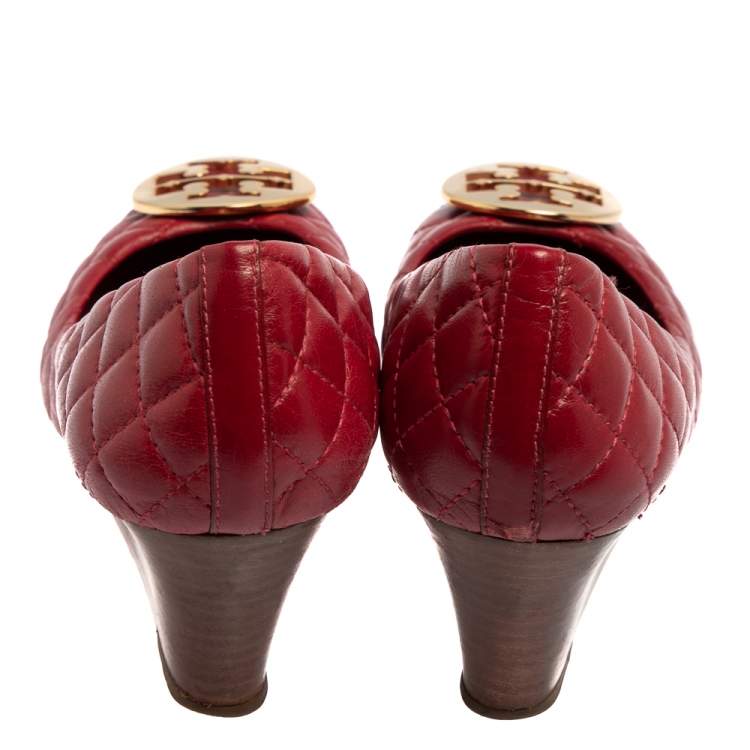 مملوكة مسبقًا Tory Burch Red Quilted Leather Reva Logo Studded Wedge Pumps Size 38.5