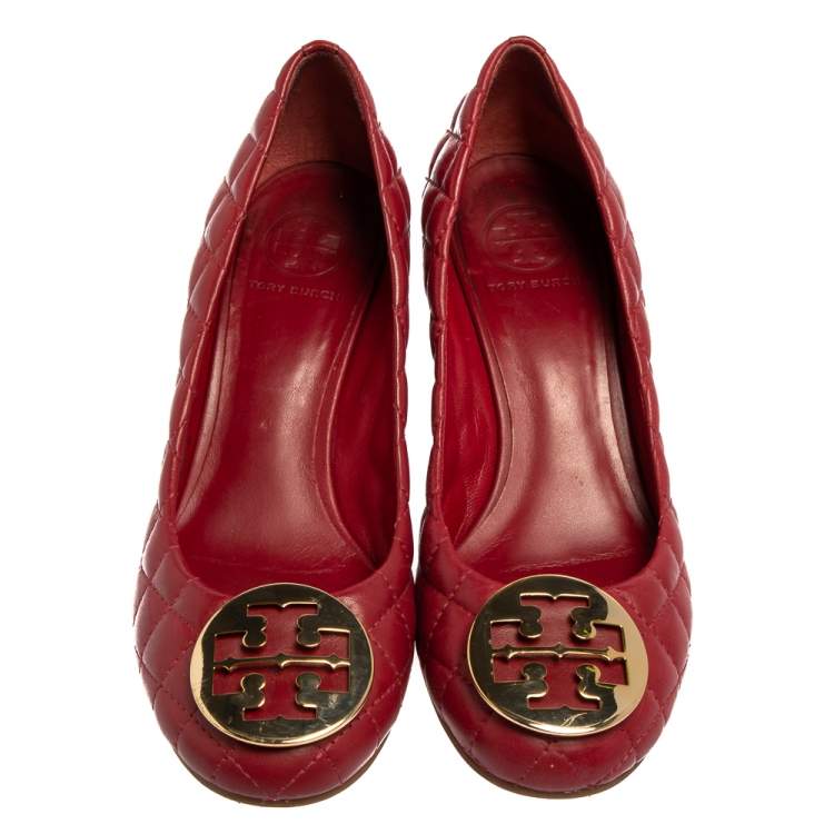 مملوكة مسبقًا Tory Burch Red Quilted Leather Reva Logo Studded Wedge Pumps Size 38.5
