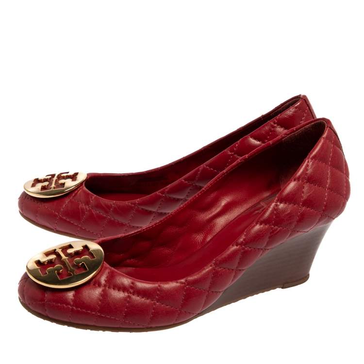 مملوكة مسبقًا Tory Burch Red Quilted Leather Reva Logo Studded Wedge Pumps Size 38.5