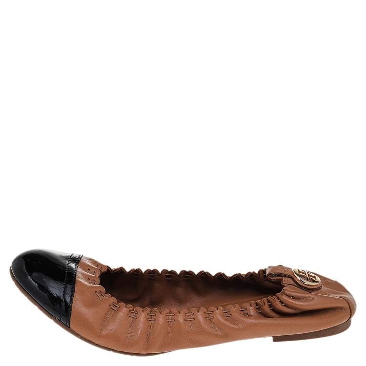 Pre Owned Tory Burch Tan/Black Leather And Patent Leather Cap Toe Scrunch Ballet Flats Size 39