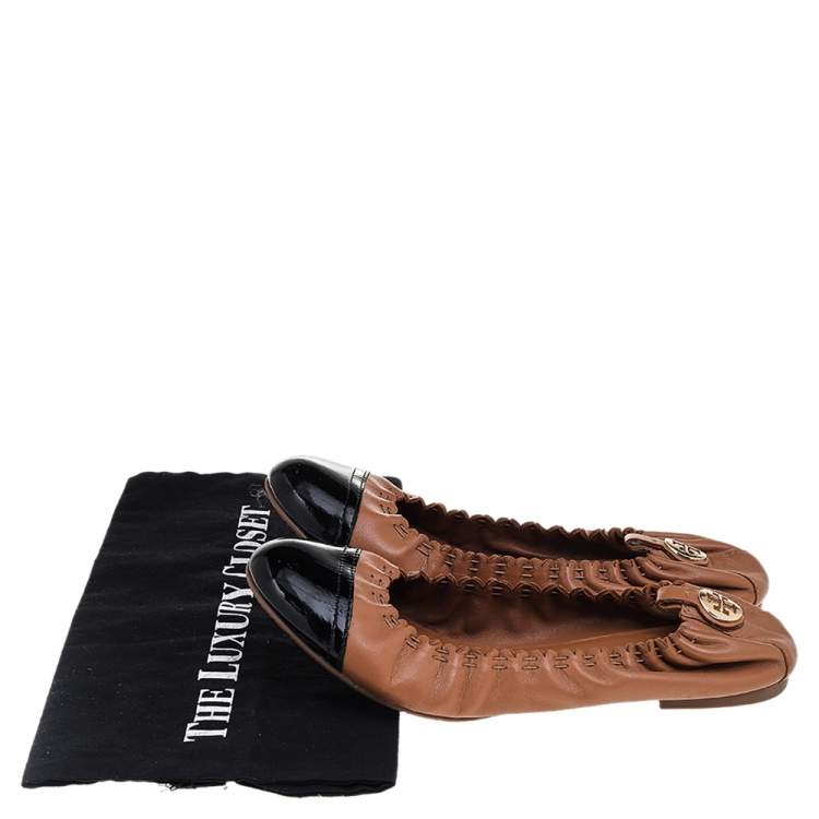 Pre Owned Tory Burch Tan/Black Leather And Patent Leather Cap Toe Scrunch Ballet Flats Size 39